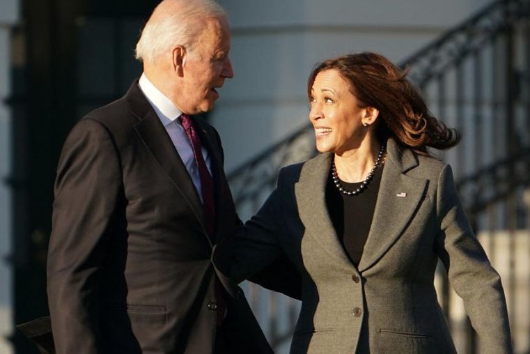 Biden: «Quasi mi addormentavo sul palco». E fonti della Casa Bianca: «Kamala Harris prima scelta per sostituirlo»