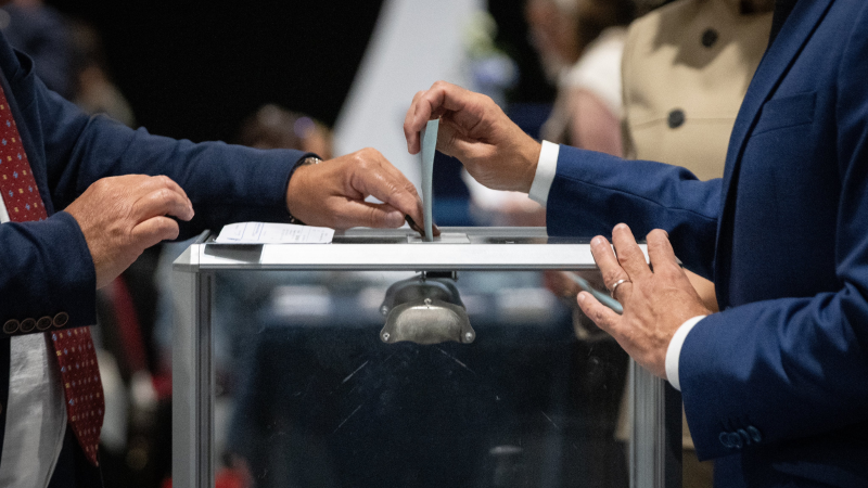 Elezioni in Francia. Le rinunce dolorose ai ballottaggi. L’«insoumis» fa largo all’ex premier