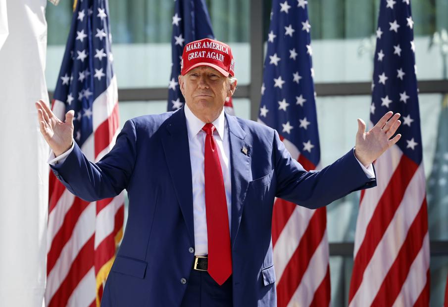 Usa, Trump osserva in silenzio le difficoltà dei dem e rimanda la scelta del vice