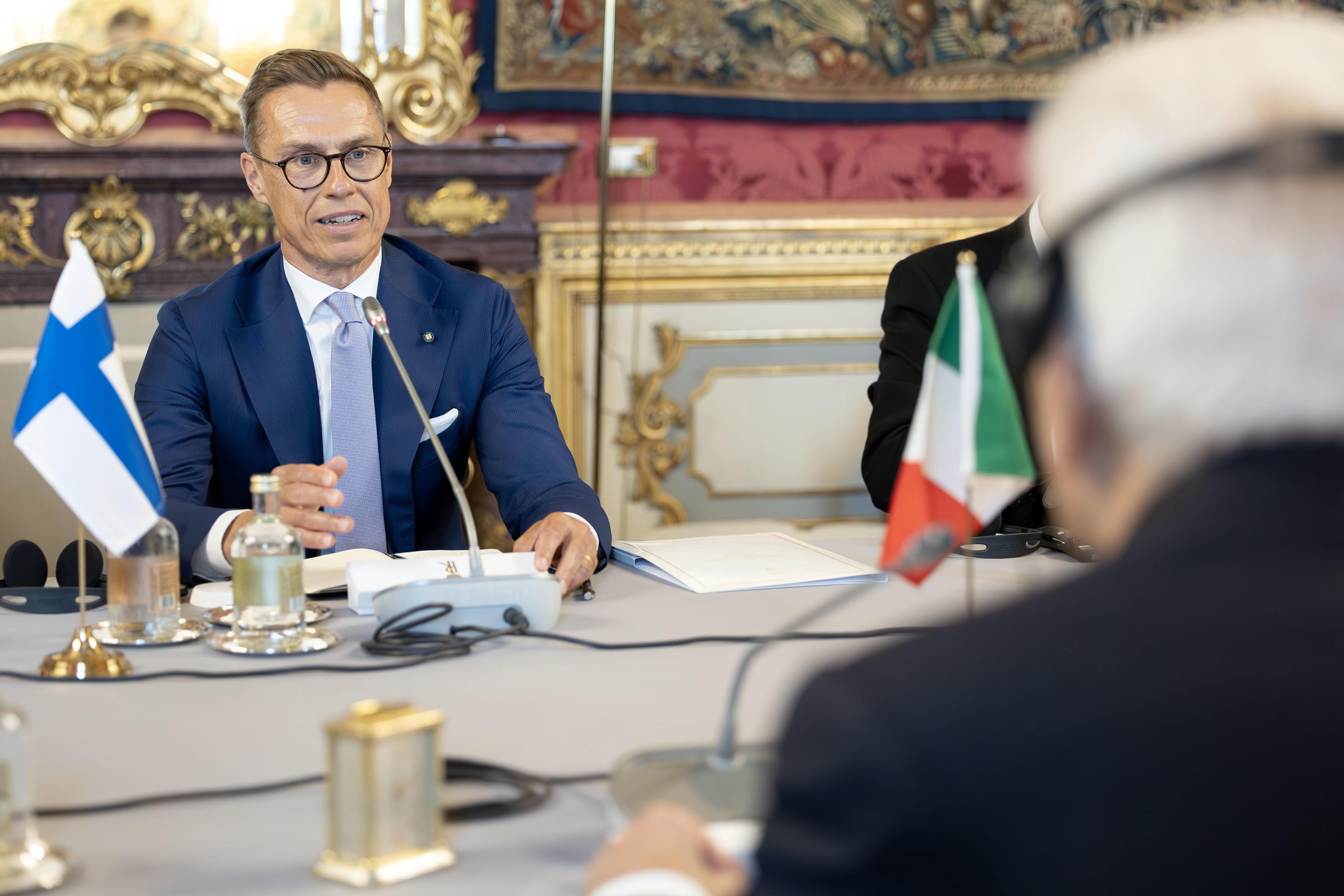 epa11456963 A handout photo made available by Presidential Press Office shows Italian President Sergio Mattarella (R) and President of Finland Alexander Stubb (L) during their meeting in Rome, Italy, 04 July 2024.  EPA/FRANCESCO AMMENDOLA / PRESIDENTIAL PRESS OFFICE / HANDOUT HANDOUT EDITORIAL USE ONLY/NO SALES