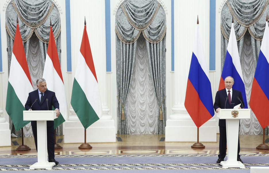 Orbán, la visita a Mosca da Putin che fa infuriare l'Ue: «Ci danneggia»