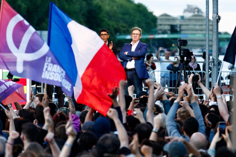 Francia a sinistra: battuta Le Pen, il Fronte Popolare è primo. Mélenchon: «Pronti a governare». Macron prende tempo. Scontri e cariche a Place de la Republique<br>