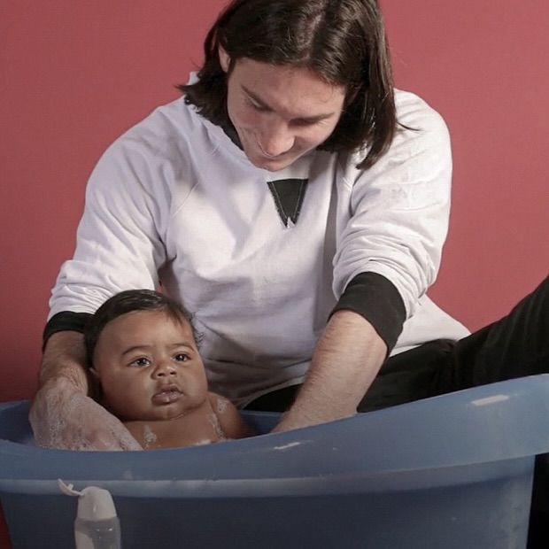 Lionel Messi che fa il bagnetto a un piccolissimo Lamine Yamal