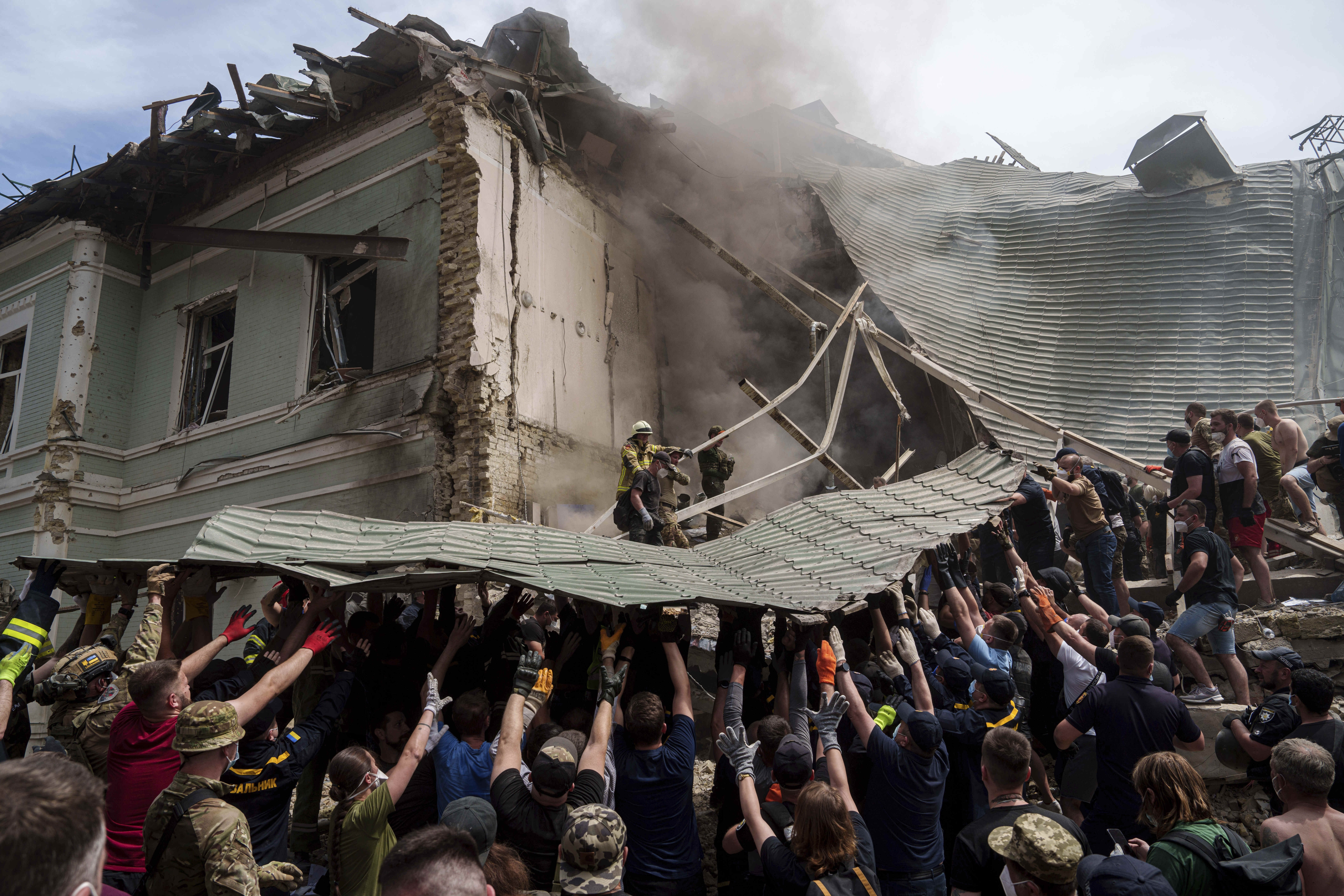 Emergency services work at the site of Okhmatdyt children’s hospital hit by Russian missiles, in Kyiv, Ukraine, Monday, July 8, 2024. Russian missiles have killed at least seven people and struck a children’s hospital in the Ukrainian capital, Kyiv, authorities say. (AP Photo/Evgeniy Maloletka)    Associated Press / LaPresse  Only italy and Spain