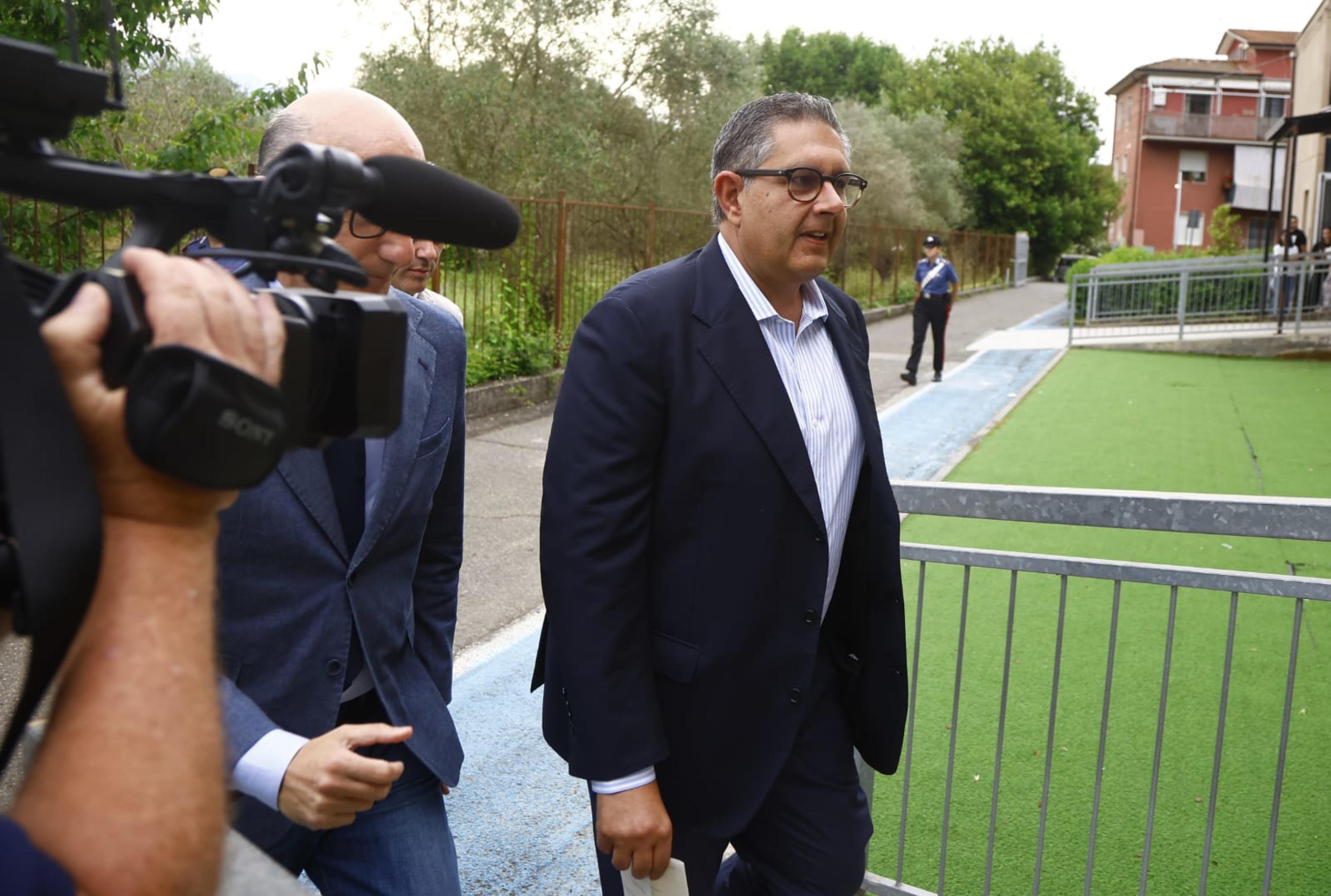 Il presidente della regione Liguria Giovanni Toti  arriva al plesso scolastico Don Lorenzo Celsi per votare alle elezioni europee ad Ameglia,  09 giugno 2024. Il presidente ha potuto espletare il suo diritto al voto dopo che la Procura di Genova lo ha autorizzato.    The president of the Liguria region Giovanni Toti arrives at the Don Lorenzo Celsi school complex to vote in the European elections in Ameglia, 09 June 2024. The president was able to exercise his right to vote after the Genoa Prosecutor's Office authorized it. ANSA/LUCA ZENNARO