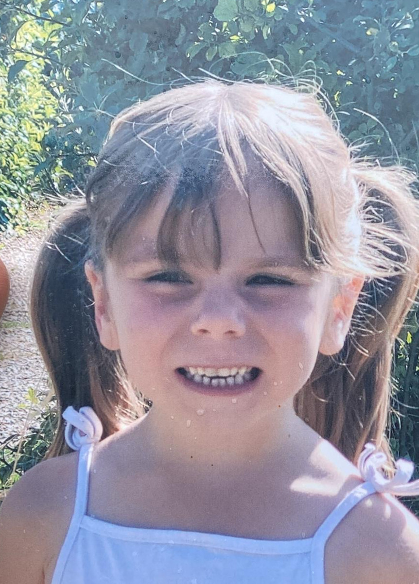 Francia, bambina di 6 anni rapita e uccisa in un bosco della Normandia: fatale «un colpo in testa»