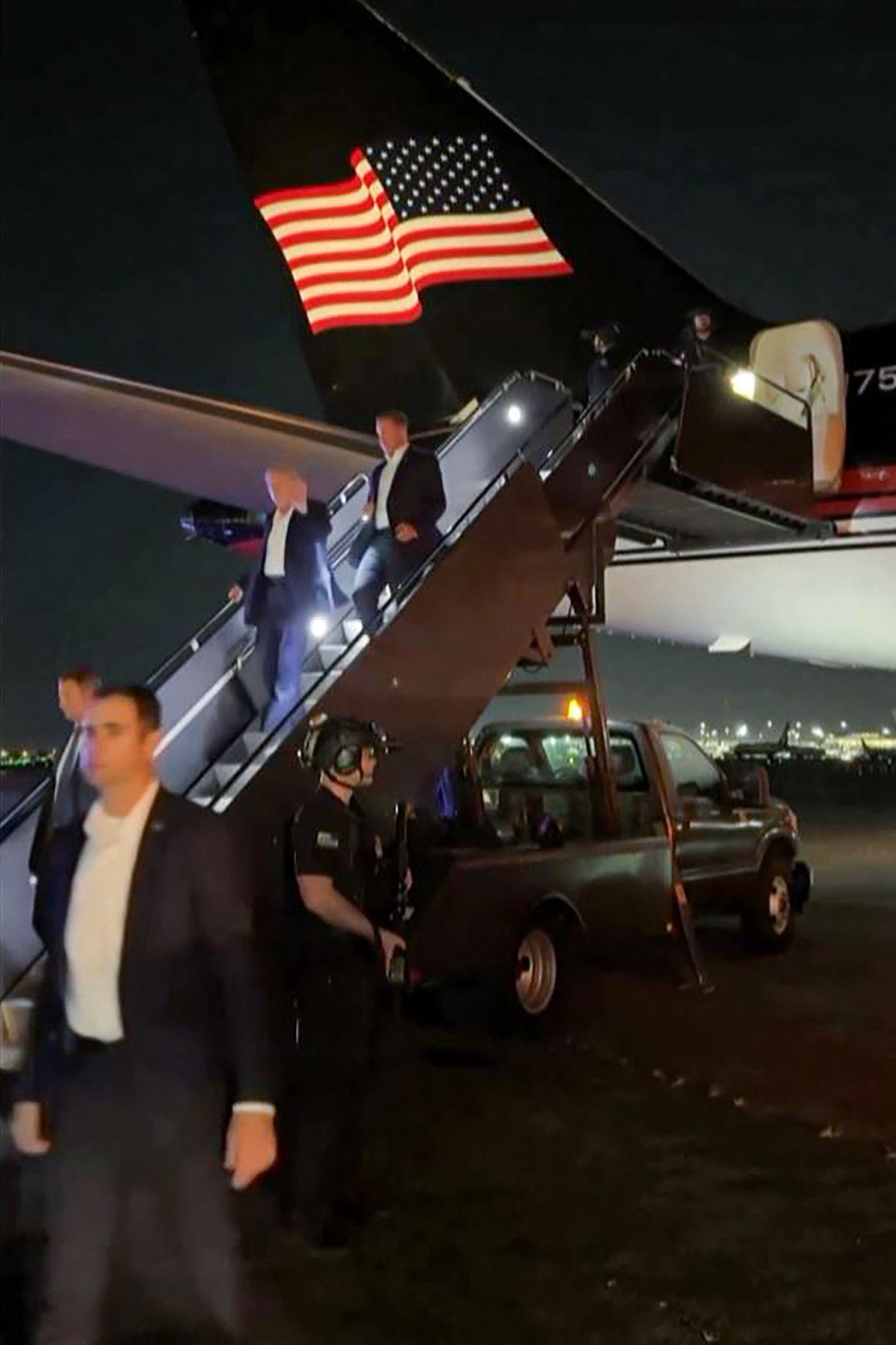 Trump vola già a Milwaukee: «Resisteremo alla Malvagità»