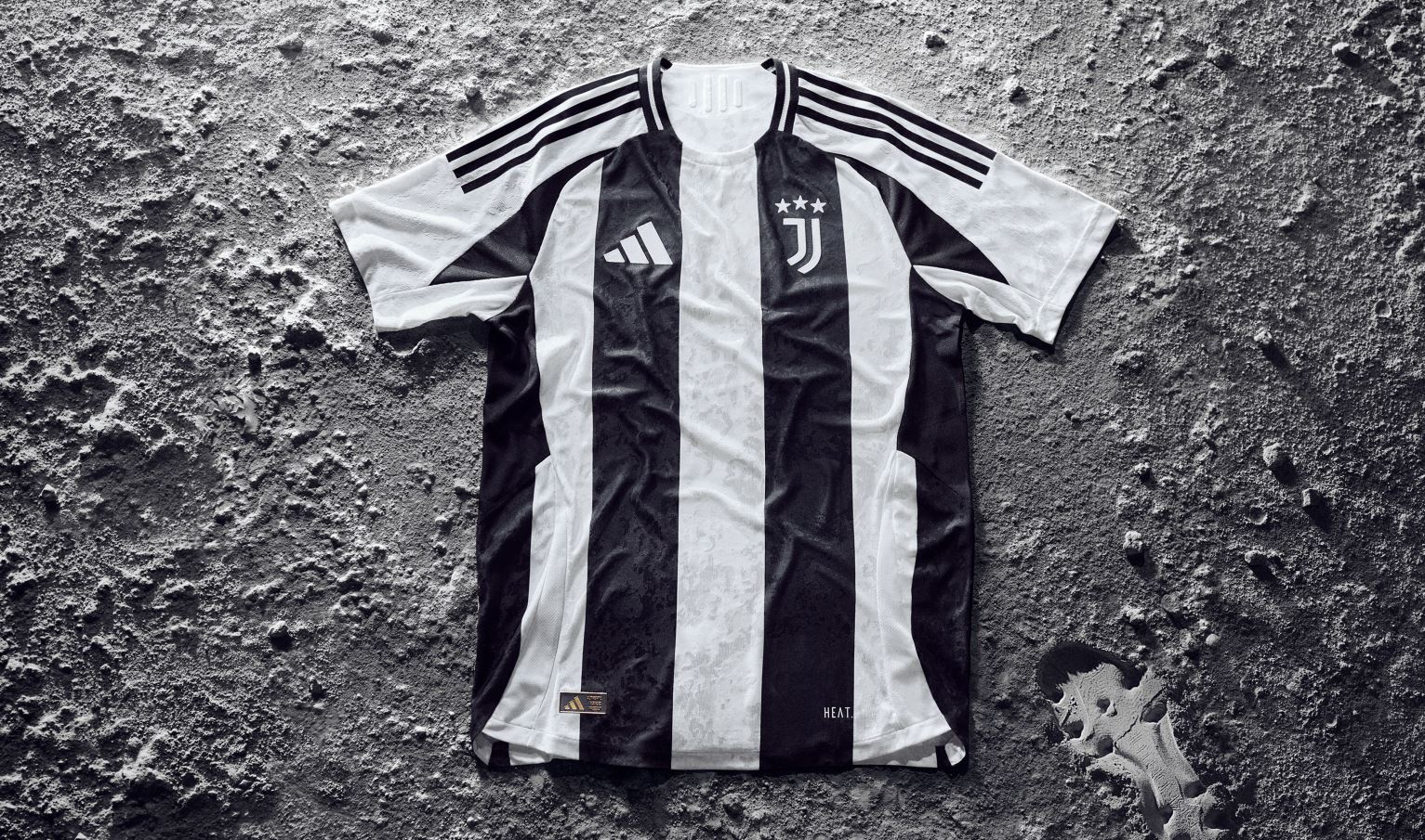 Strisce bianconere più larghe, coccarda della Coppa Italia sul petto e per la prima volta nessuno sponsor: ecco la nuova maglia della Juventus