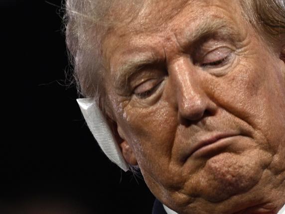 Trump dopo l'attentato, le notizie di oggi in diretta | Biden: «Pronto per un nuovo dibattito, sono lucido». L'ex presidente alla convention repubblicana con l'orecchio bendato