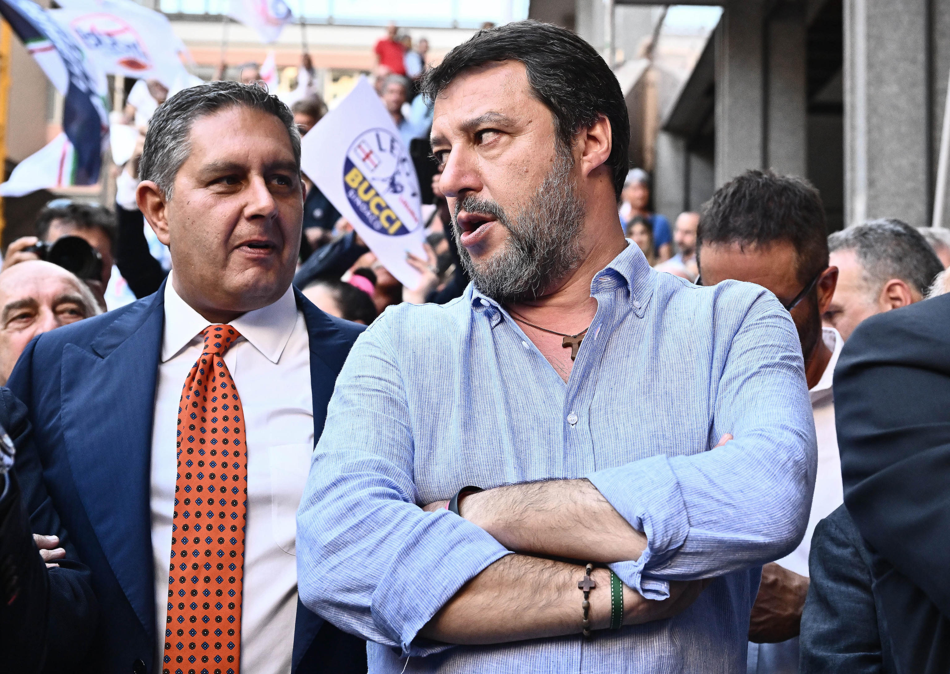 (S-D) Il presidente della regione Liguria Giovanni Toti, il leader della Lega Matteo Salvini, durante la manifestazione di piazza per la campagna elettorale per le amministrative di domenica 12 Giugno per Marco Bucci sindaco ricandidato per il centro destra. Genova, 10 giugno 2022