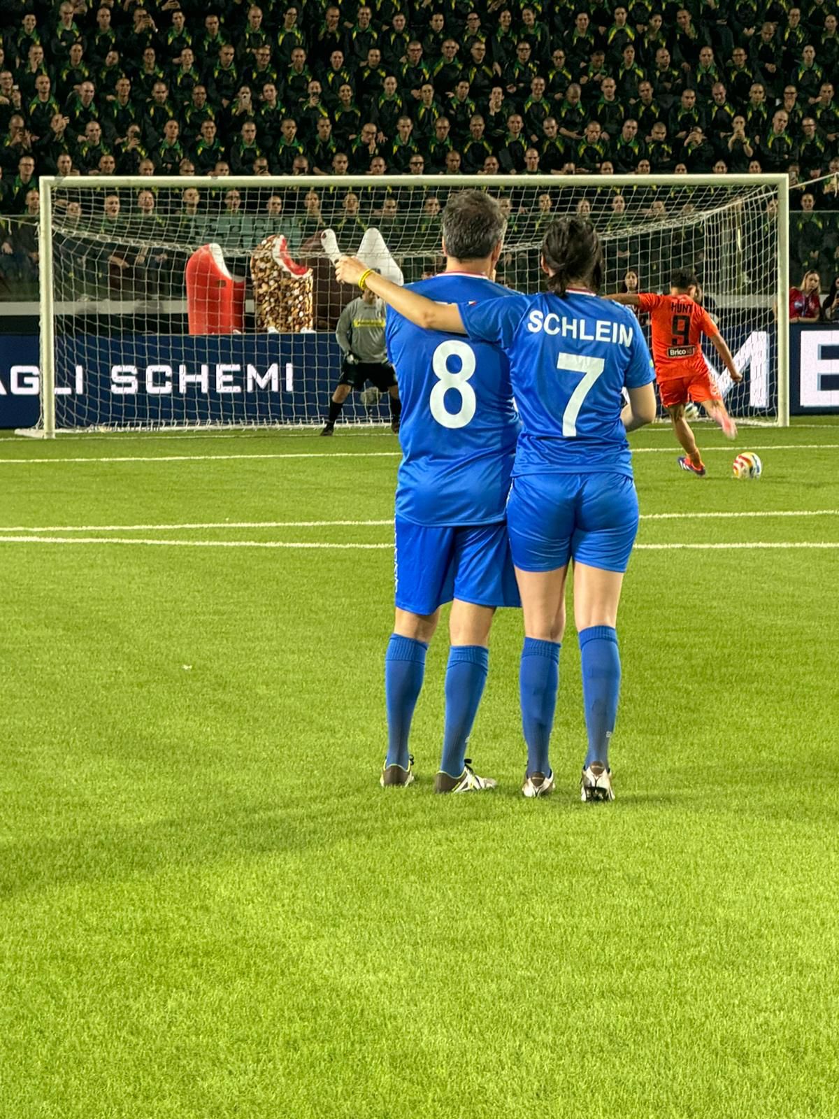 Renzi-Schlein e l’abbraccio «impossibile» alla Partita del cuore. L’incredulità tra Pd e Iv: «Ma la foto è vera?»