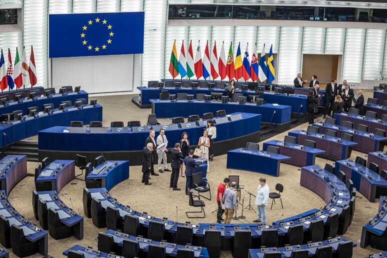 Bruxelles, tra spritz e strette di mano: il cocktail dei neoeletti al Parlamento europeo per fare «network»