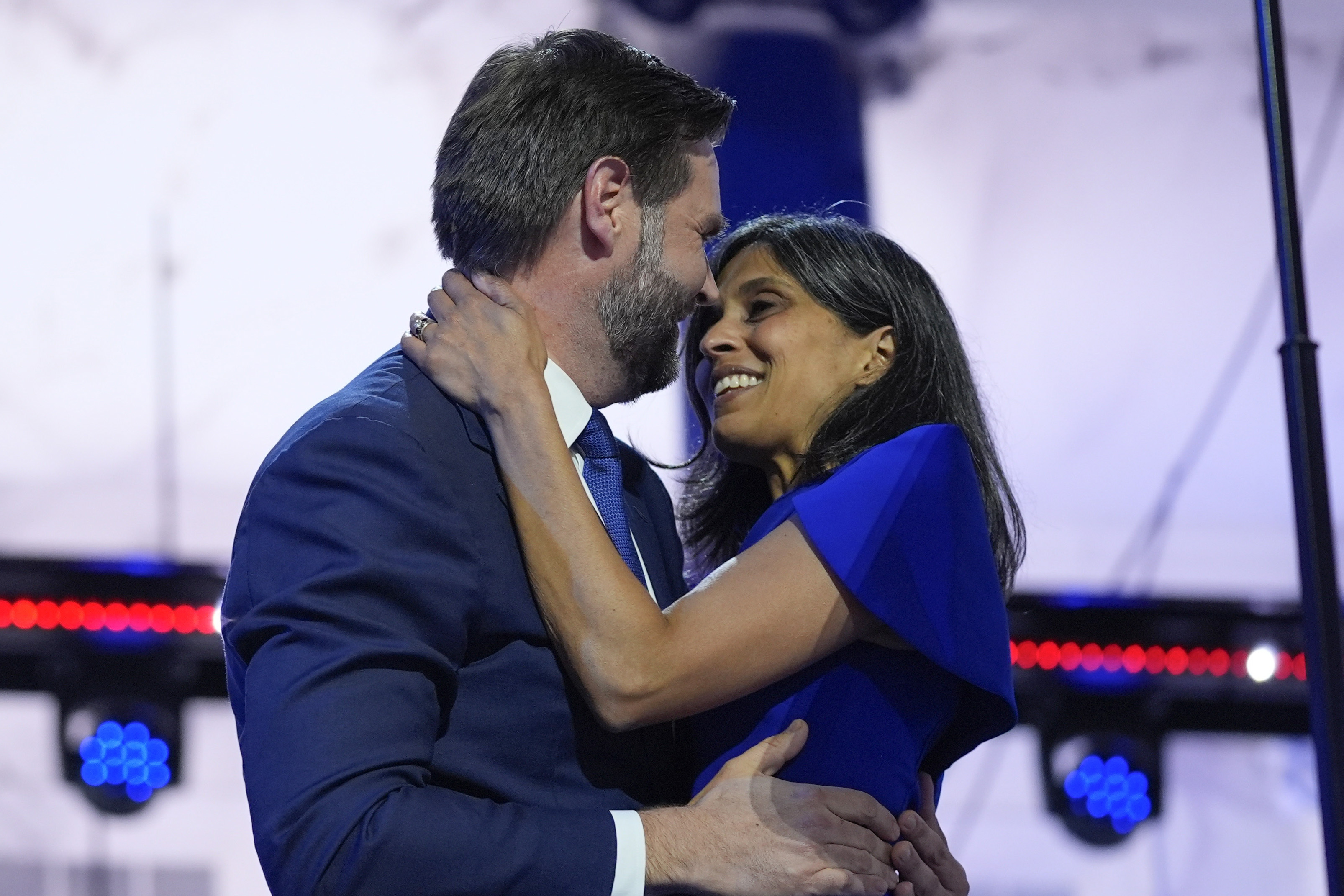 Usha Chilukuri, chi è la moglie di Vance che molti dicono artefice del suo successo del marito. Tre figli e un curriculum impressionante