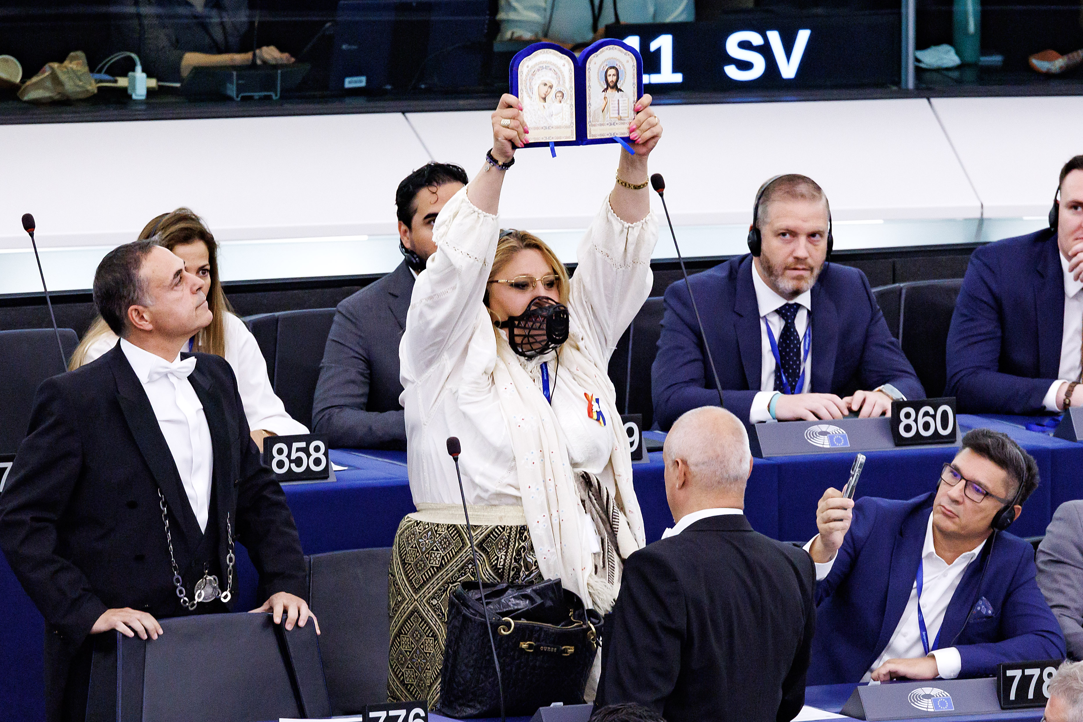 La deputata Diana Iovanovici Șoșoacă protesta e viene espulsa durante il dibattito per il secondo mandato  di Ursiula Von der Leyen alla presidenza della Commissione europea nell’aula del Parlamento europeo a Strasburgo, Giovedì, 18 Luglio 2024 (Foto Roberto Monaldo / LaPresse)  MP Diana Iovanovici Șoșoacă protests and is expelled during the debate for Ursiula Von der Leyen\'s second mandate as president of the European Commission in the hall of the European Parliament in Strasbourg, Thursday, July 18, 2024 (Photo by Roberto Monaldo / LaPresse)
