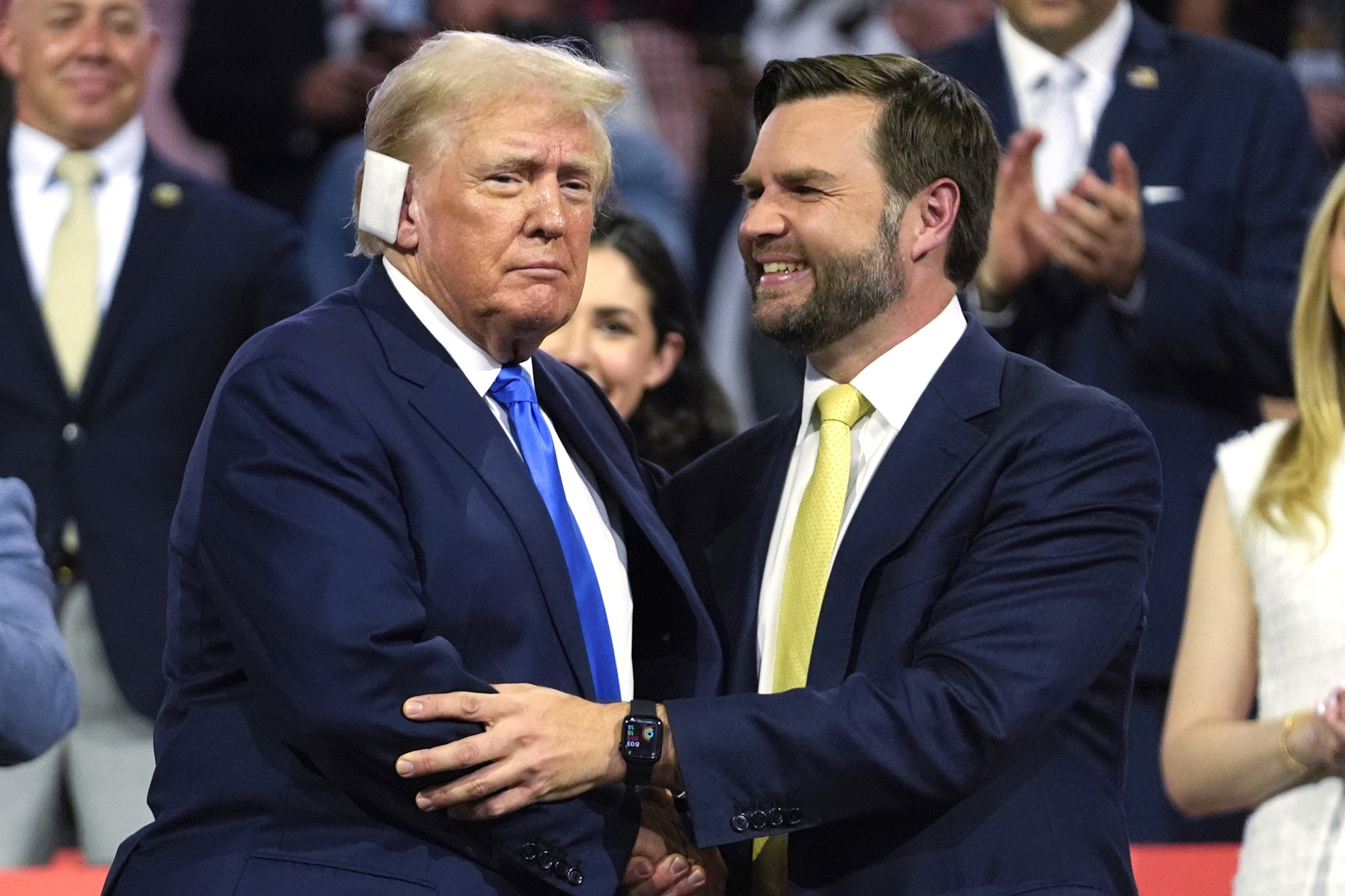 Trump, primo comizio dopo l'attentato: al chiuso, e con controlli rafforzati. Vance: «Biden? Se non si candida, deve dimettersi subito»