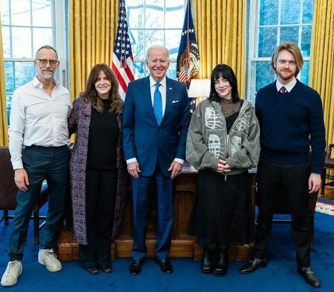 Le reazioni del mondo della musica e del cinema al ritiro di Biden. La cantante Charli XCX e l'endorsement a Harris: «Kamala is brat»