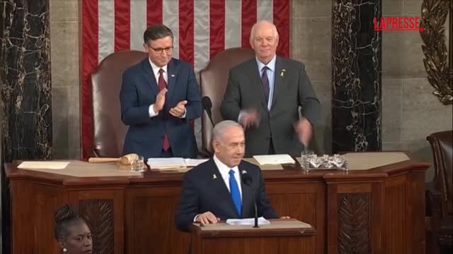 (LaPresse) "Viviamo a un incrocio della Storia". Così Benjamin Netanyahu ha iniziato il suo discorso davanti al Congresso Usa - il quarto, come ha ricordato. Quello in atto in Medioriente contro Hamas, ha detto il premier israeliano, "non è uno scontro di civiltà, ma tra barbarie e civilizzazione". Quando gli Stati Uniti e Israele sono uniti "vincono" e "noi vinceremo!", ha aggiunto Netanyahu replicando le stesse parole pronunciate dallo stesso podio nel dicembre 1941 da Franklin Delano Roosevelt, dopo l'attacco giapponese a Pearl Harbor.