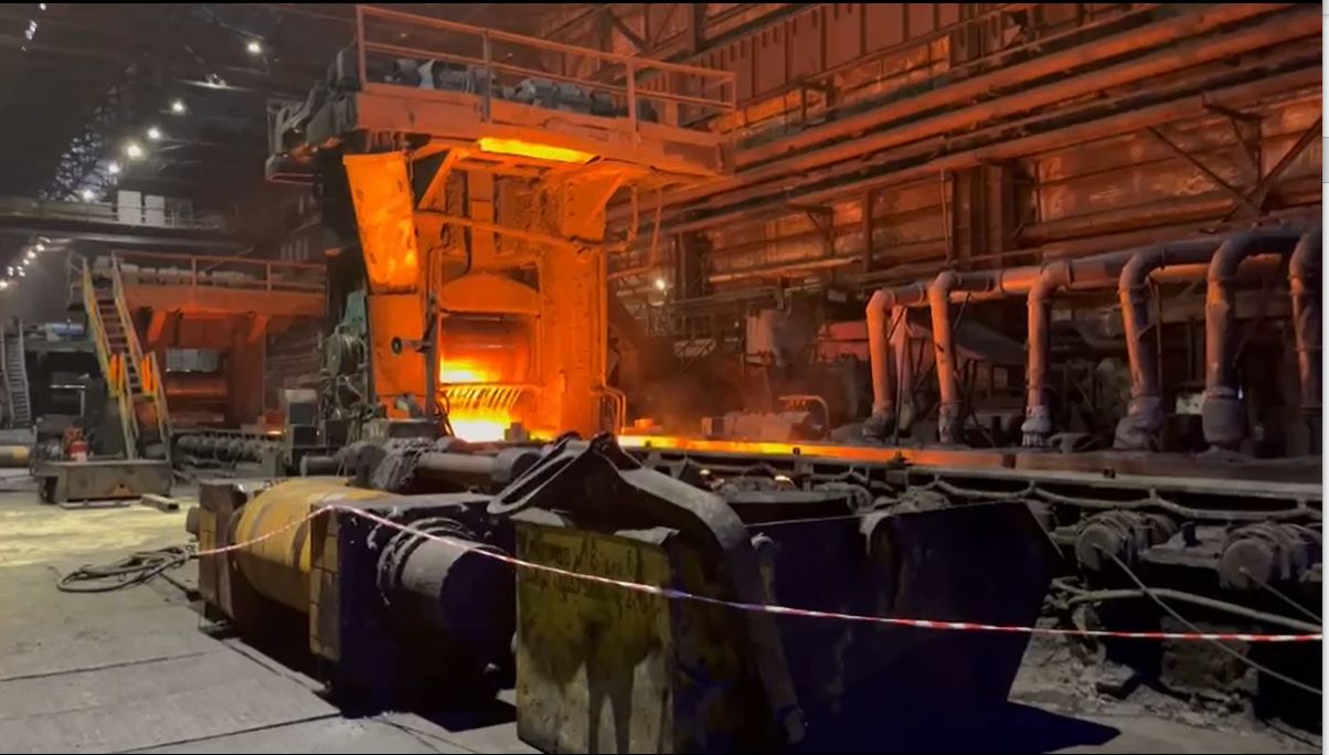 Scudi anti-droni e metallo fuso: viaggio nell’acciaieria di Stalin che arma l’esercito ucraino&nbsp;