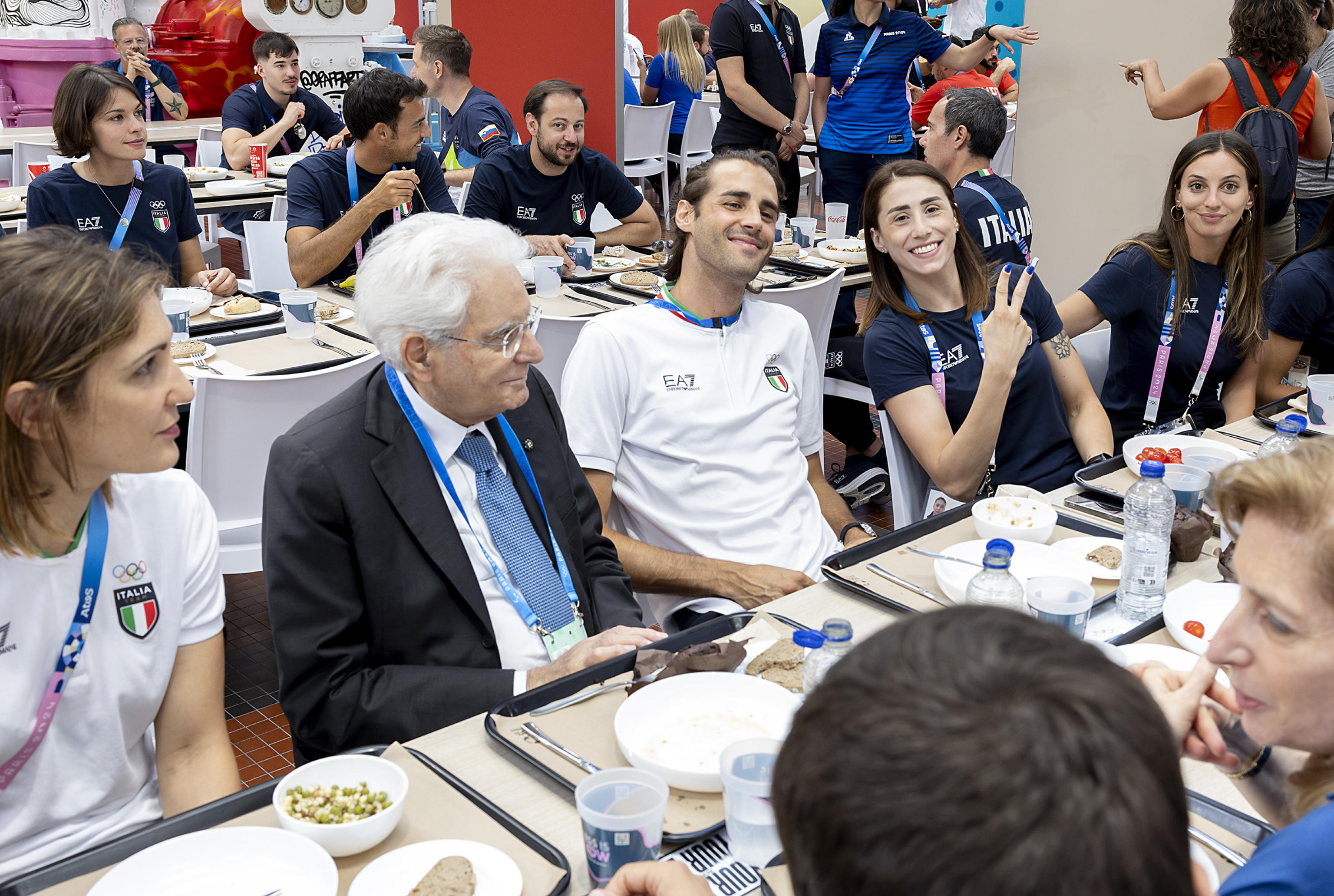 (da sx a ds) La schermitrice Arianna Errigo , il Presidente della Repubblica Sergio Mattarella, l'altista Gianmarco Tamberi, la spadista Rossella Fiammingo e la pugile Irma Testa, in occasione della visita del presidente al Villaggio Olimpico di Parigi 2024 e dell'incontro con la delegazione italiana, Parigi 25 luglio 2024. ANSA/ PAOLO GIANDOTTI Ufficio Stampa per la Stampa e la Comunicazione della Presidenza della Repubblica ANSA PROVIDES ACCESS TO THIS HANDOUT PHOTO TO BE USED SOLELY TO ILLUSTRATE NEWS REPORTING OR COMMENTARY ON THE FACTS OR EVENTS DEPICTED IN THIS IMAGE; NO ARCHIVING; NO LICENSING NPK