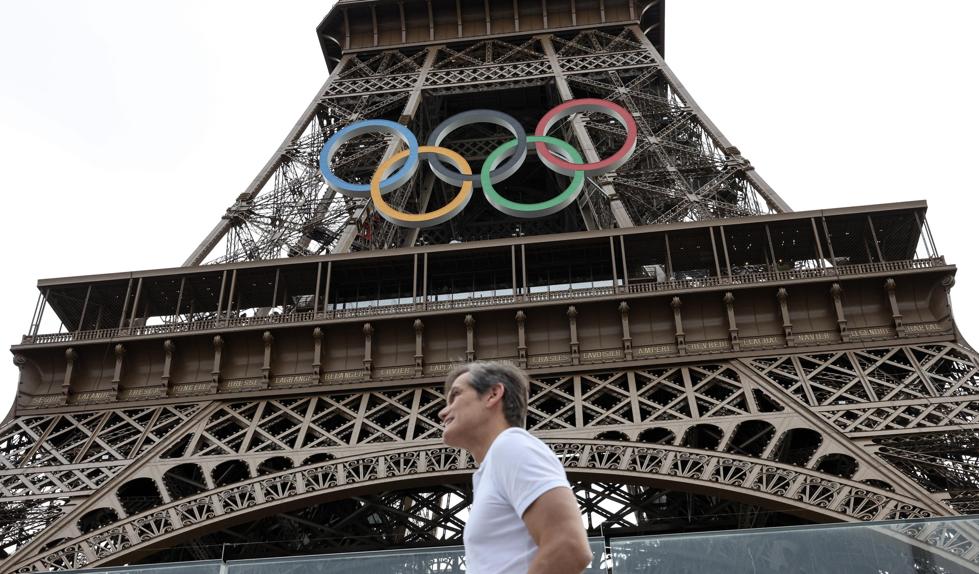 Parigi si consegna alle Olimpiadi fra sogno e rabbia: gli occhi del mondo sulla città deserta  