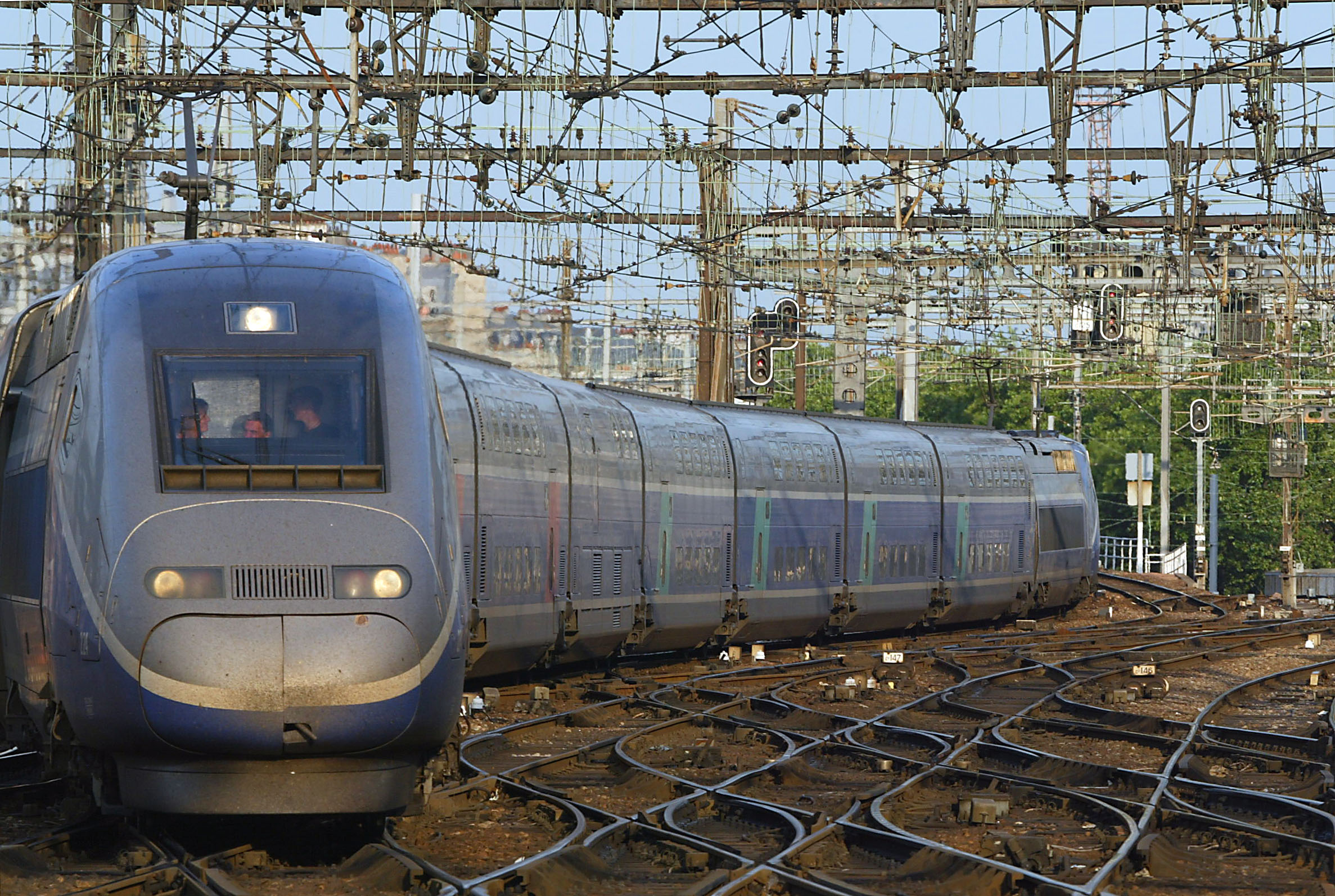 Parigi, massiccio attacco prima delle Olimpiadi: sabotate 3 linee Tgv su quattro, «incendi e atti vandalici»