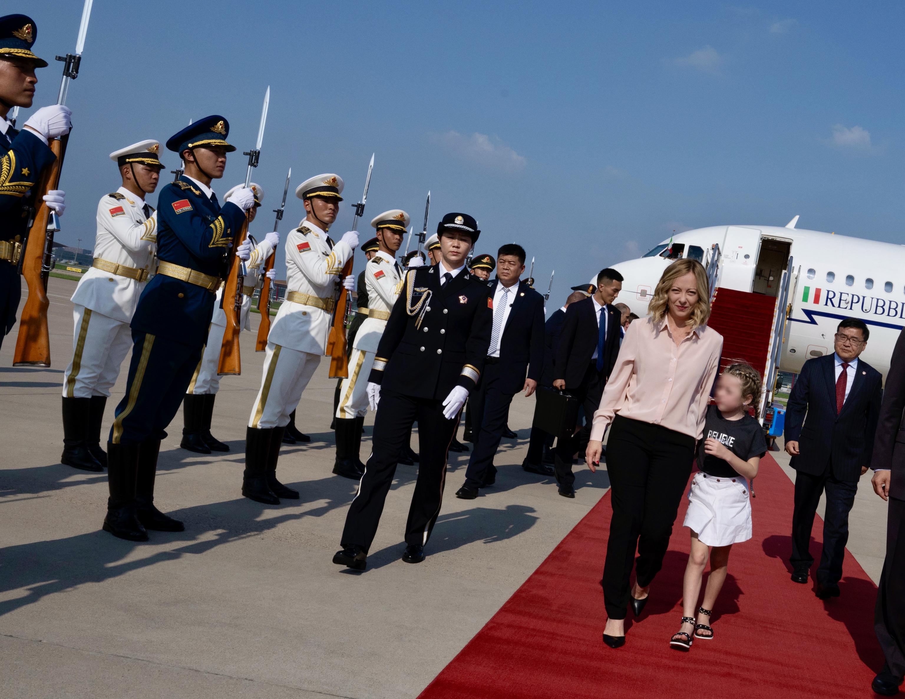 La presidente del Consiglio Giorgia Meloni è atterrata a Pechino ed è scesa dall'aereo con la figlia Ginevra per mano. Qui da domani avrà una serie di incontri istituzionali anche con il presidente della Repubblica popolare Xi Jinping, 27 luglio 2024 ANSA/ Filippo Attili Ufficio stampa Palazzo Chigi ANSA PROVIDES ACCESS TO THIS HANDOUT PHOTO TO BE USED SOLELY TO ILLUSTRATE NEWS REPORTING OR COMMENTARY ON THE FACTS OR EVENTS DEPICTED IN THIS IMAGE; NO ARCHIVING; NO LICENSING NPK
--- Italian Prime Minister Giorgia Meloni just landed in Beijing with his daughter Ginevra. Here she will have a series of institutional meetings also with the President of the People's Republic Xi ??Jinping, 27 July 2024 ANSA/ Filippo Attili Press office Palazzo Chigi HANDOUT HANDOUT EDITORIAL USE ONLY/NO SALES HANDOUT ANSA PROVIDES ACCESS TO THIS HANDOUT PHOTO TO BE USED SOLELY TO ILLUSTRATE NEWS REPORTING OR COMMENTARY ON THE FACTS OR EVENTS DEPICTED IN THIS IMAGE; NO ARCHIVING; NO LICENSING NPK