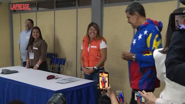 (LaPresse) Il presidente Nicolás Maduro, candidato a un terzo mandato di 6 anni, ha espresso il suo voto poco dopo l'apertura delle urne in un centro situato a Fort Tiuna a Caracas, la più grande installazione militare del Venezuela. Il presidente, arrivato al centro elettorale accompagnato dalla moglie Cilia Flores, ha alzato il pollice tinto con inchiostro indelebile, dimostrando di aver esercitato il suo voto.

Le elezioni di domenica rappresentano per il Partito socialista unito del Venezuela la prova elettorale più dura degli ultimi decenni. Molti incolpano Maduro per la complessa crisi che ha travolto il Paese per oltre 11 anni.
Allo stesso tempo, dopo anni di boicottaggi elettorali e divisioni partitiche, i principali partiti di opposizione si sono riuniti per sostenere un unico candidato, l'ambasciatore in pensione Edmundo Gonzalez, 74 anni.