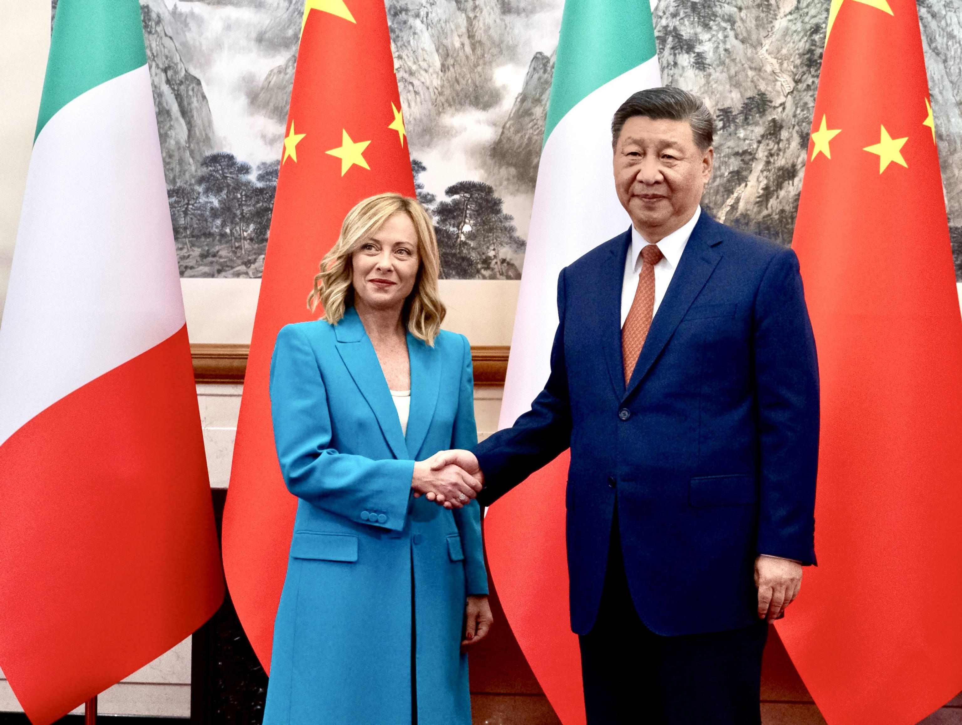 An handout image provided by Italian government press office shows Chinese President Xi Jinping (R) shaking hand to Italian Prime Minister Giorgia Meloni (L), during a meeting in Beijing, 29 July 2024. ANSA/FILIPPO ATTILI- PALAZZO CHIGI PRESS OFFICE ++HO - NO SALES EDITORIAL USE ONLY++