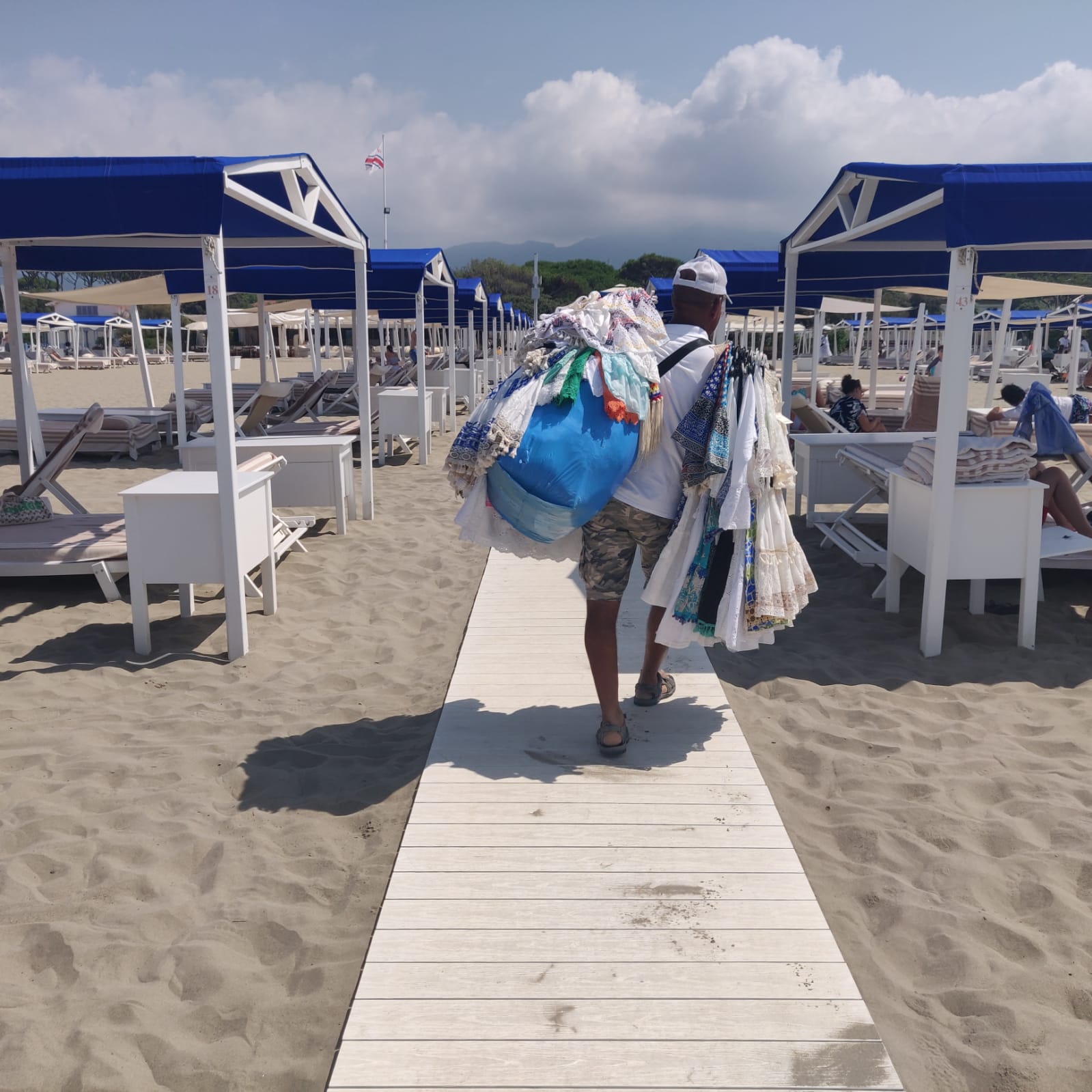 AllAugustus Beach Club di Forte dei Marmi: la spiaggia inventata dagli  Agnelli, dove un pinzimonio costa 16 euro | Corriere.it