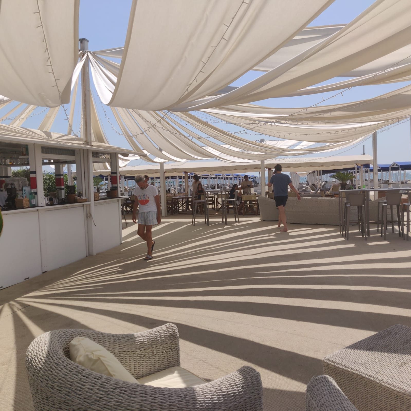 AllAugustus Beach Club di Forte dei Marmi: la spiaggia inventata dagli  Agnelli, dove un pinzimonio costa 16 euro | Corriere.it