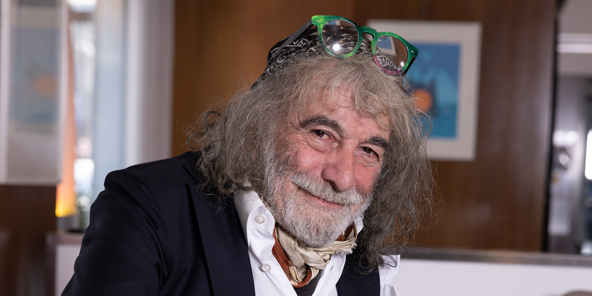 Mauro Corona e i suoi 74 anni: il padre violento e l'abbandono della madre, il fratello morto e il matrimonio «aperto» con quattro figli | Corriere.it