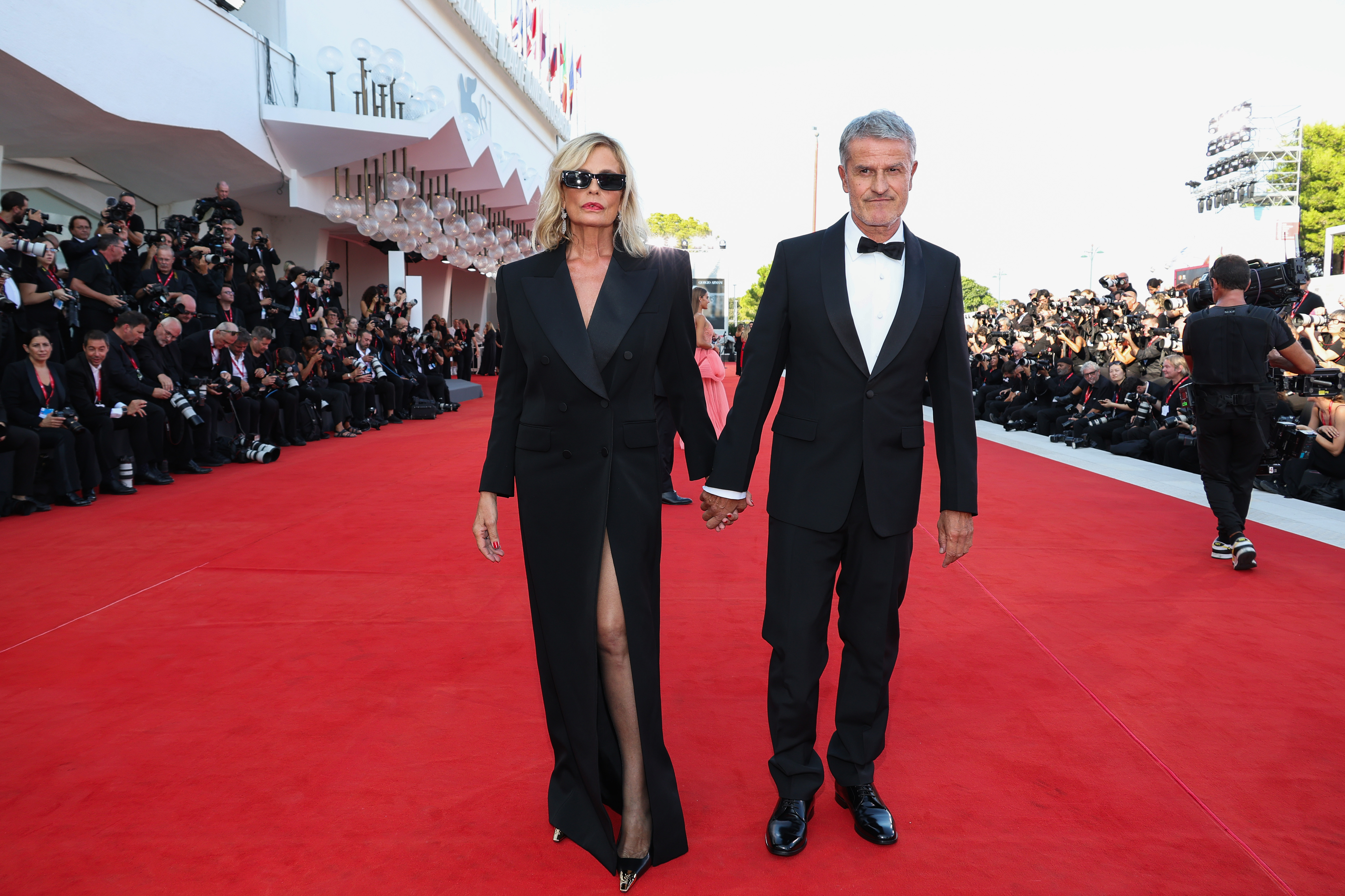 Venedig, Italien - 28 augusti: Isabella Ferrari och Venice Classics jurymedlem Renato Di Maria deltar på filmens röda matta 