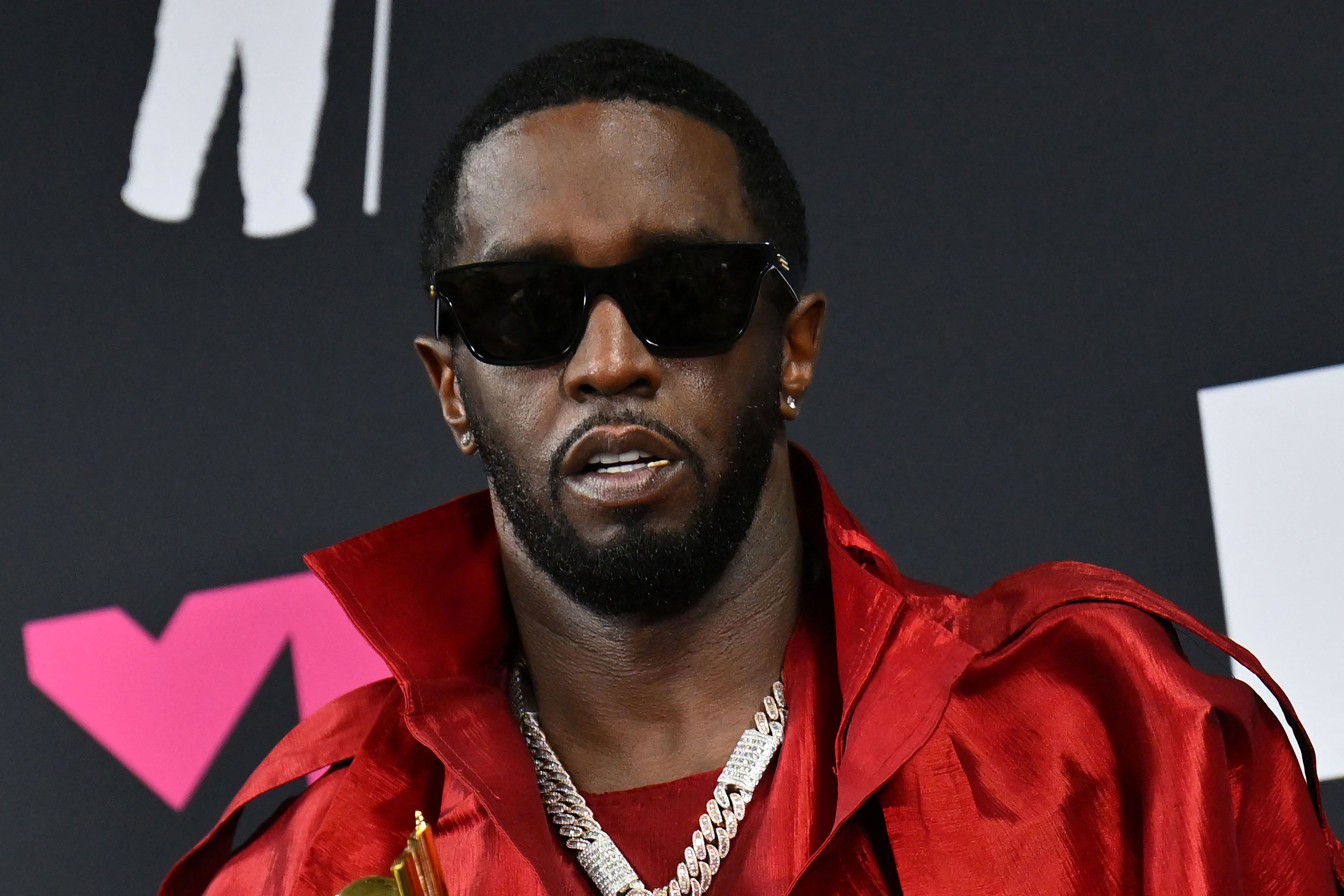 Puff Diddy, incriminato il mogul del rap: rischia da 15 anni di carcere all'ergastolo