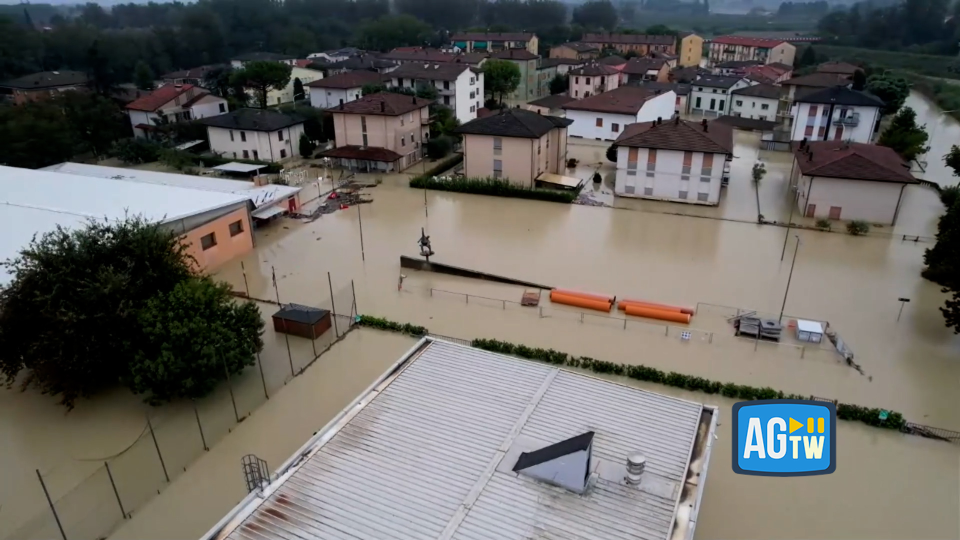 L'incubo alluvione si abbatte per la terza volta in pochi mesi in Romagna e in parte nel Bolognese. La scorsa notte diverse città sono finite nuovamente sott'acqua a causa della tracimazione di alcuni fiumi: si tratta in particolare di Faenza dove l'acqua ha raggiunto i primi piani.