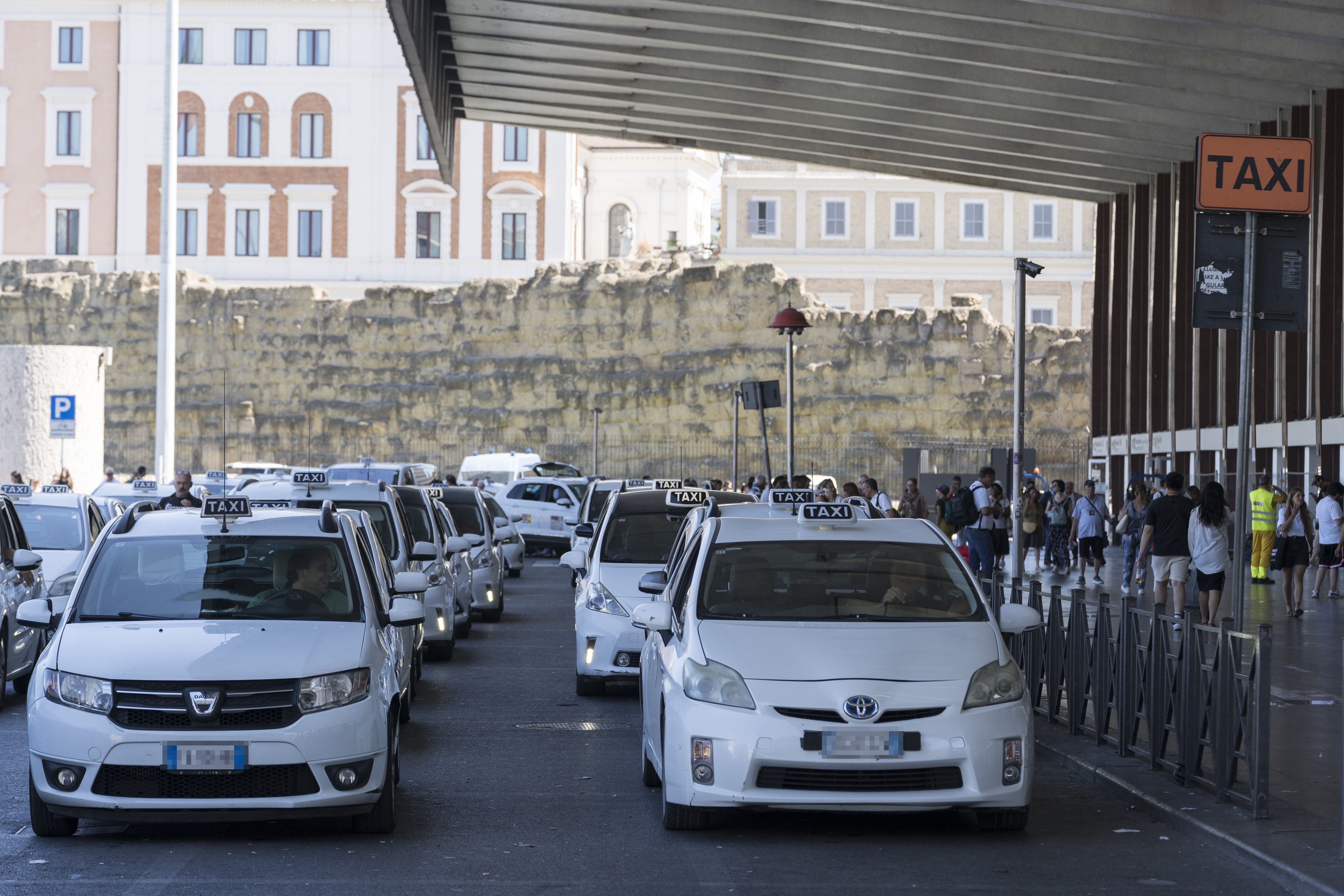 La giornata di una milanese a Roma: «Taxi inesistenti e bus senza orario, 90 minuti per fare 4,8 km. Avrei fatto prima a piedi»