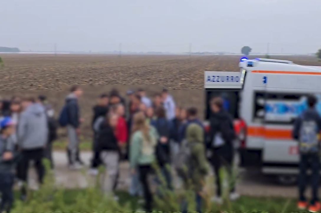 Sermide e Felonica, incendio su un treno carico di studenti