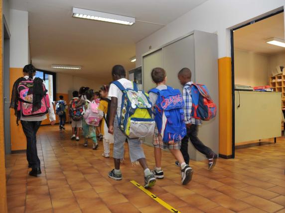 Scuole Roma, la denuncia: «Porte chiuse a ragazzi stranieri appena arrivati». Il ministero: «Accoglieteli»