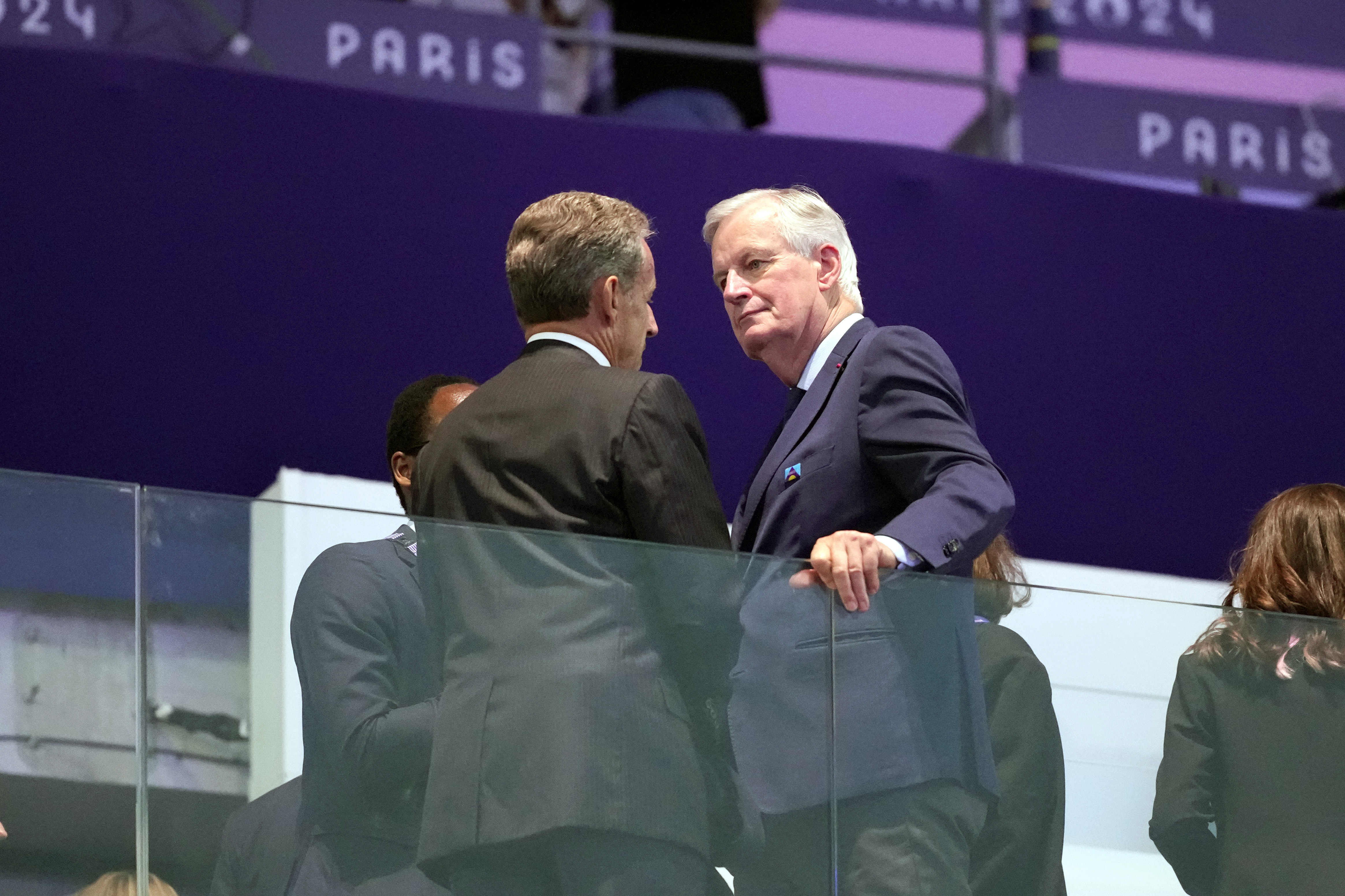 Francia, Barnier ha pronta la squadra e minaccia i partiti