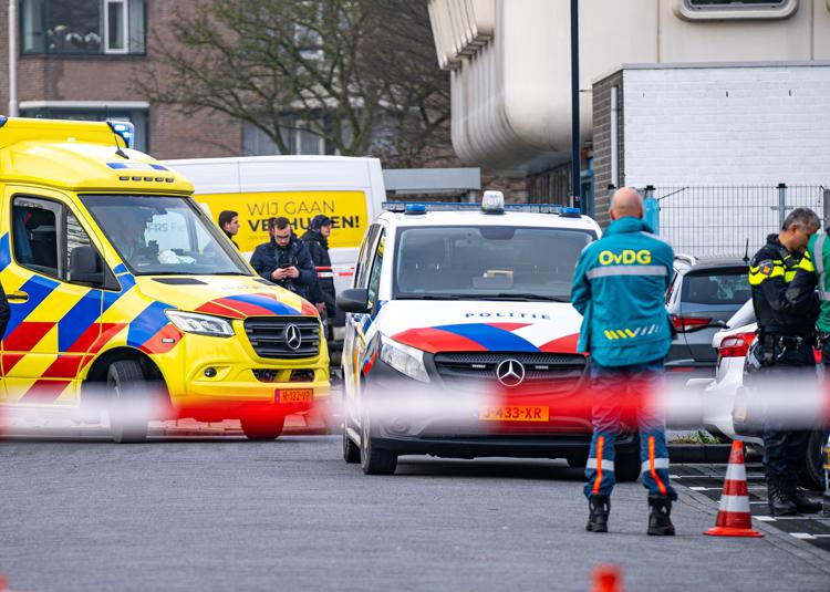 Rotterdam, attacco con coltello in strada: un morto e due feriti gravi. I testimoni: «Gridava Allah akbar». Arrestato un uomo