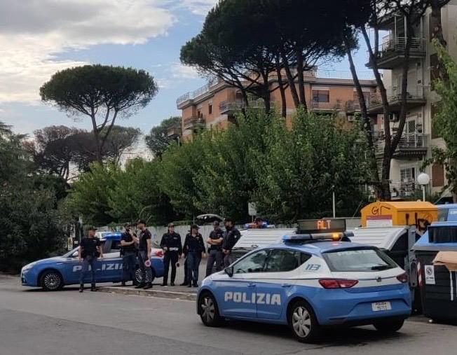 Su ordinanza del Questore di Roma, nel pomeriggio di ieri è stata messa in campo una nuova operazione ad “alto impatto” che ha visto la collaborazione interforze della Polizia di Stato con gli agenti dell’XI Distretto San Paolo, con gli equipaggi dell’U.P.G.S.P., del Reparto Prevenzione Crimine Lazio e di una squadra cinofili, unitamente ai militari dell’Arma dei Carabinieri, della Guardia di Finanza nonché con la collaborazione degli uomini della Polizia Locale Roma Capitale. Un’attività dal carattere costante, resa possibile grazie al lavoro congiunto delle Forze dell’Ordine, volta ad aumentare la percezione di sicurezza nelle aree urbane e a contrastare l’attività di spaccio di sostanze stupefacenti e illeciti connessi alla guida sotto l’effetto di droga e alcool. Ancora una volta l’epicentro dei controlli straordinari di ieri ha riguardato il quartiere “Corviale”, scenario dei numerosi interventi delle volanti della Polizia di Stato, con lo scopo di monitorarne le aree sensibili ed intercettare i gruppi collegati ai traffici illeciti. Un focus che si è reso necessario per contrastare le sempre più frequenti situazioni di degrado urbano. Le Forze dell’Ordine hanno effettuato specifici posti di controllo in diverse zone del quartiere: 201 le persone identificate, delle quali 2 arrestate e sottoposte ai domiciliari per reati inerenti gli stupefacenti; 170 i veicoli controllati; 6 i motoveicoli sequestrati, nei garage sottostanti ai palazzi, in quanto risultati provento di furto; alcune le carcasse di motoveicoli rimosse da Polizia Roma Capitale come rifiuti solidi urbani. L’operazione della Polizia di Stato messa in campo nella giornata di oggi proseguirà senza interruzione nelle prossime settimane, al fine di realizzare un costante monitoraggio delle zone maggiormente colpite dal traffico di sostanze illecite e per ristabilire l’effettivo senso di sicurezza da parte dei cittadini.