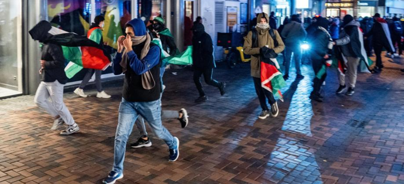 Israele - Hamas, le notizie di oggi in diretta | 20 tifosi israeliani feriti ad Amsterdam da manifestanti filo-palestinesi, altri sette non sono reperibili. Wilders: «Olanda la Gaza d'Europa»