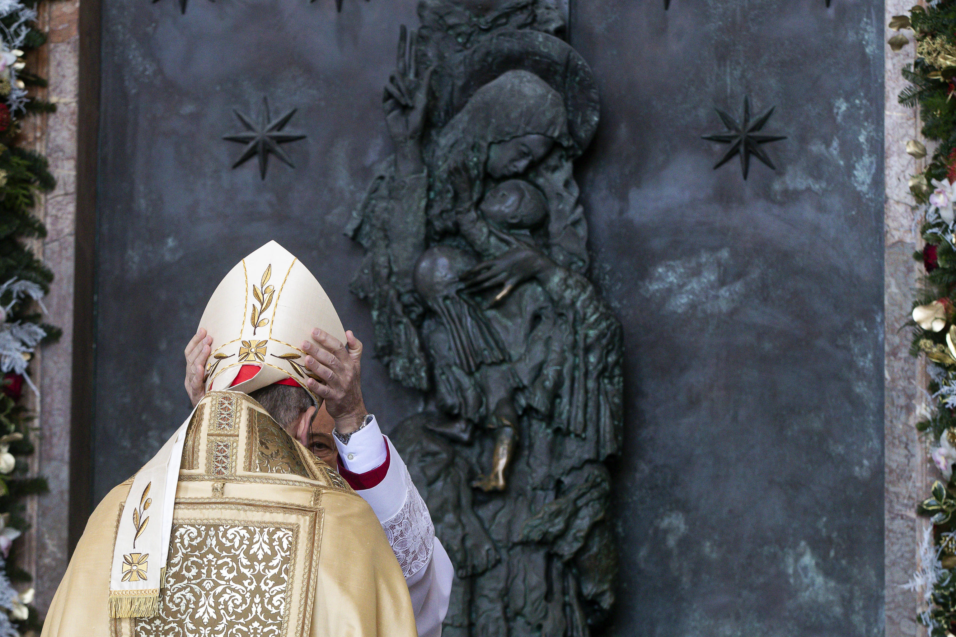 Giubileo, il cardinale Reina ha aperto la terza Porta Santa nella