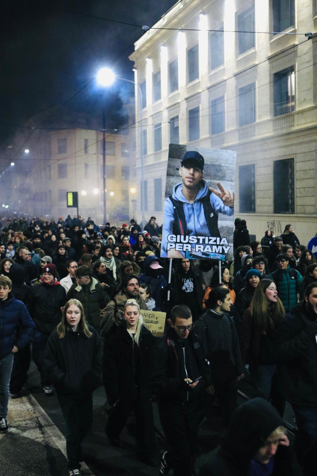 Il corteo per Ramy Elgaml a Torino: «Dovete pagarla». Assalto al commissariato e alla caserma dei carabinieri. Il caos in piazza Carlina | Corriere.it