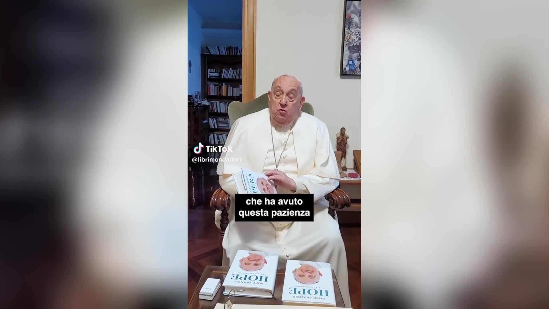 La prima volta del Papa su Tik Tok: presenta il suo libro «Spera»