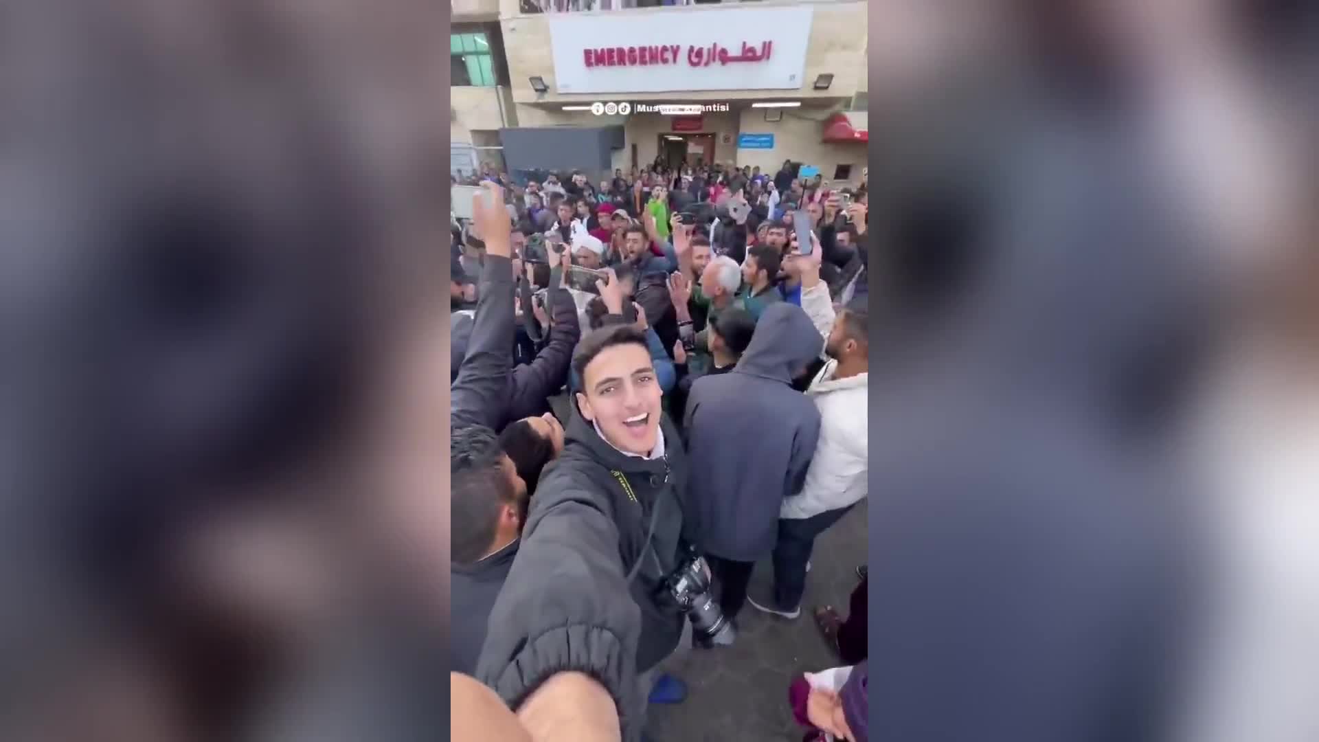 Palestinesi festeggiano davanti all'ospedale in centro a Gaza