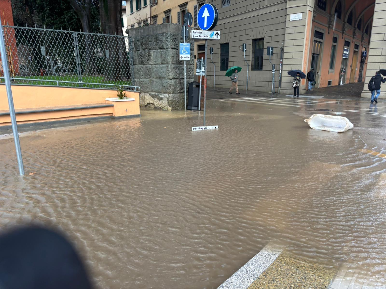 Allerta meteo in Toscana, bomba dacqua a Firenze: in tre ore caduto il 75%  delle piogge del mese. Il Comune: «Evento imprevisto e straordinario».  Mercoledì allerta gialla | Corriere.it