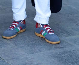 Paris, Lapo Elkann and his wife Joana are also in fashion shows. And he sports shoes for the tricolor free