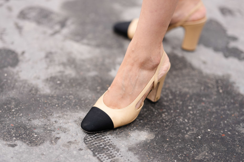 Bailed strap and uncovered heel, it is the spring of the Slingback shoes: this is how they take