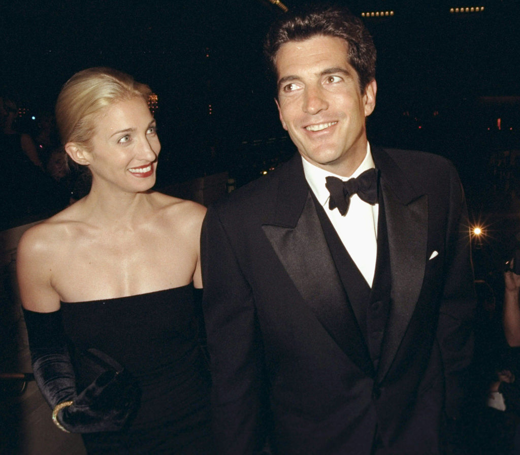 In love, beautiful, and glamor: all about the auction dedicated to John Kennedy Jr and Carolyn Bessette