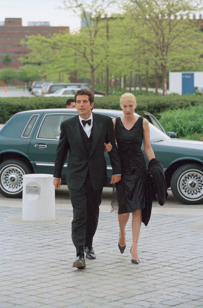 For weekends in love, beautiful, and glamor: all about the series dedicated to John Kennedy Jr and Carolyn Bessette